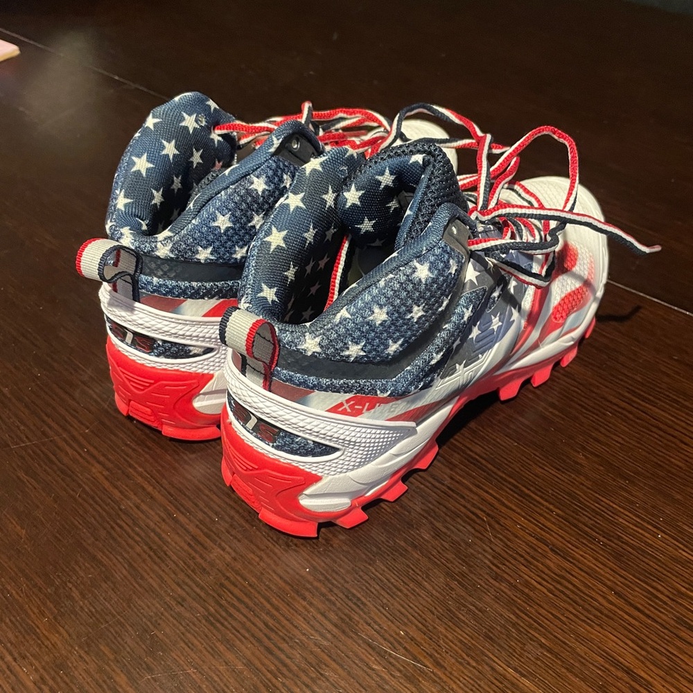 SIS baseball cleats size 9.5, but they seem small